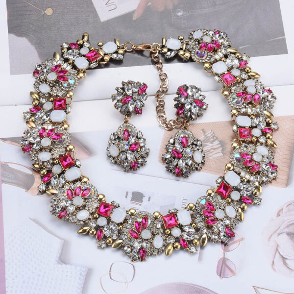 Fashion Retro Light Luxury Women's Necklace And Earrings Set
