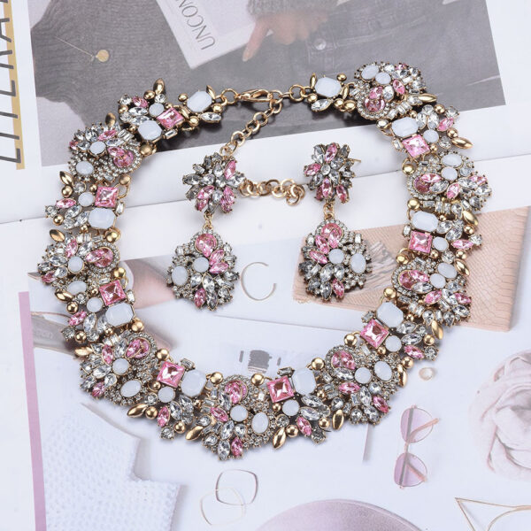 Fashion Retro Light Luxury Women's Necklace And Earrings Set