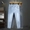 Jeans homme bleus classiques, slim, stretch, confortables et tendance, style décontracté et sportif.