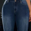 Jean en denim stretch taille haute pour femme, coupe droite et confortable, avec double bouton.