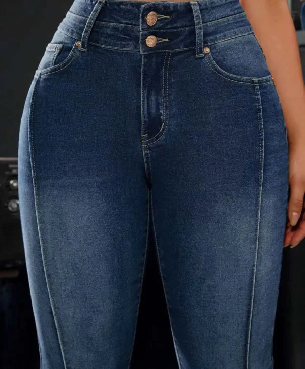 Jean en denim stretch taille haute pour femme, coupe droite et confortable, avec double bouton.