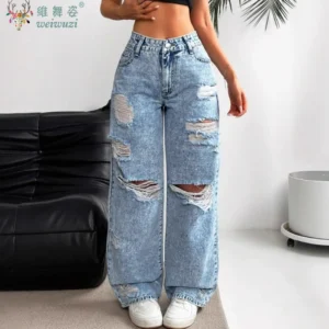 Jean boyfriend déchiré pour femme, coupe droite, jambes larges, en denim stretch avec trous, poches et taille haute confortable.