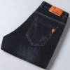 Jean slim stretch décontracté pour homme, collection 2025, disponible en noir et bleu.