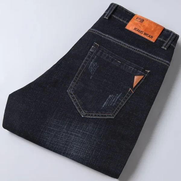 Jean slim stretch décontracté pour homme, collection 2025, disponible en noir et bleu.