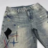 Jean homme tendance, audacieux et élégant, orné de broderies et d'imprimés patchwork, coupe droite ample.