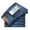 Jean homme coupe droite décontractée, stretch, bleu classique, idéal pour le travail.