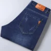 Jean slim stretch décontracté pour homme, collection 2025, disponible en noir et bleu.