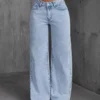 S2b073d51c5a5403eb88557c65dcb201ab.webp Jeans pour femme style années 2000, pantalon en denim bleu clair à jambes larges, coupe ample, mode simple et extensible, idéal en toutes saisons et décontracté.