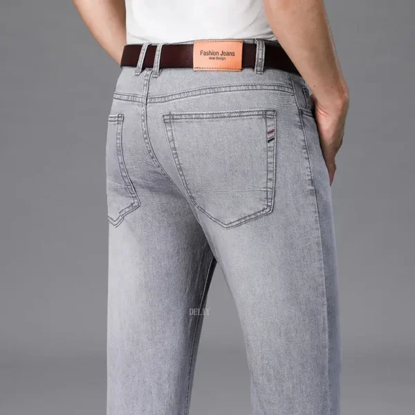 Jean homme, coupe droite, en coton stretch, gris clair, taille haute, style business décontracté.