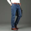 Jean homme coupe droite décontractée, stretch, bleu classique, idéal pour le travail.