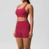 Ensemble de sport 2 pièces avec poches, comprenant un short de yoga, une brassière croisée et un legging. Idéal pour le yoga et le sport.