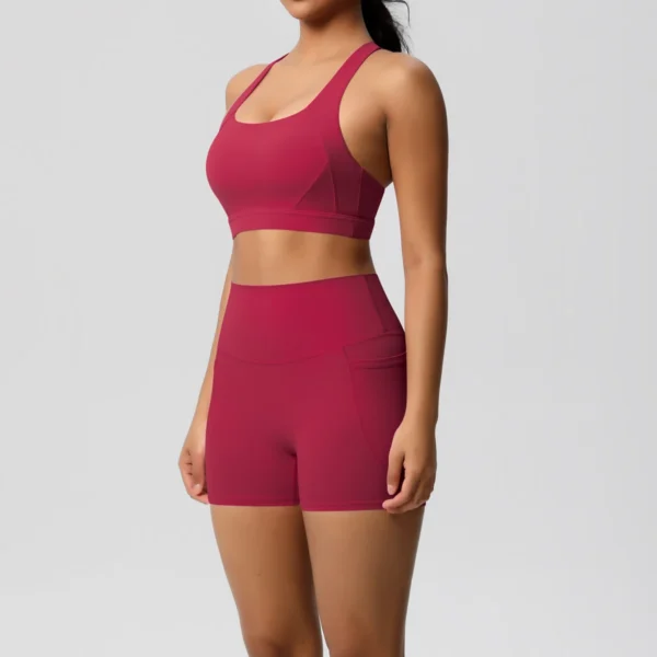 Ensemble de sport 2 pièces avec poches, comprenant un short de yoga, une brassière croisée et un legging. Idéal pour le yoga et le sport.