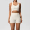 Ensemble de sport 2 pièces avec poches, comprenant un short de yoga, une brassière croisée et un legging. Idéal pour le yoga et le sport.