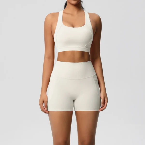 Ensemble de sport 2 pièces avec poches, comprenant un short de yoga, une brassière croisée et un legging. Idéal pour le yoga et le sport.