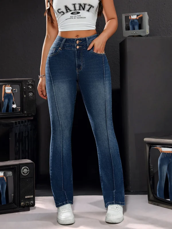Jean en denim stretch taille haute pour femme, coupe droite et confortable, avec double bouton.