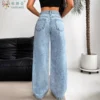 Jean boyfriend déchiré pour femme, coupe droite, jambes larges, en denim stretch avec trous, poches et taille haute confortable.