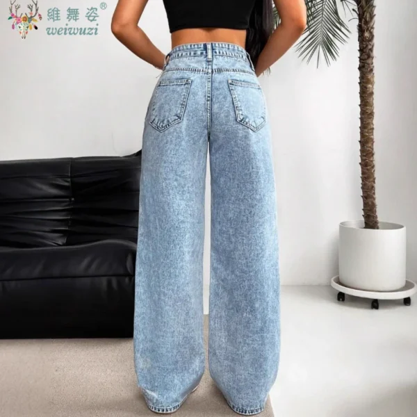 Jean boyfriend déchiré pour femme, coupe droite, jambes larges, en denim stretch avec trous, poches et taille haute confortable.