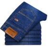 Jeans droits pour homme, collection 2025, coupe slim stretch, confortables et doux, en denim de marque.