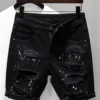 Jeans déchirés style streetwear Kpop Y2K pour homme, imprimé pois tendance, short en jean noir boyfriend décontracté et usé.