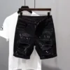 Jeans déchirés style streetwear Kpop Y2K pour homme, imprimé pois tendance, short en jean noir boyfriend décontracté et usé.
