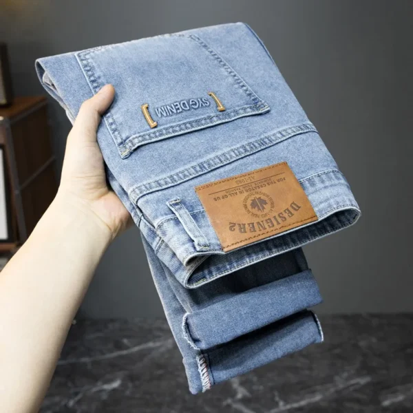 Jeans homme bleus classiques, slim, stretch, confortables et tendance, style décontracté et sportif.