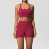 Ensemble de sport 2 pièces avec poches, comprenant un short de yoga, une brassière croisée et un legging. Idéal pour le yoga et le sport.