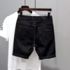 Jeans déchirés style streetwear Kpop Y2K pour homme, imprimé pois tendance, short en jean noir boyfriend décontracté et usé.