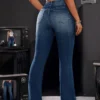 Jean en denim stretch taille haute pour femme, coupe droite et confortable, avec double bouton.