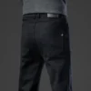 Jean homme, coupe droite, en coton stretch, gris clair, taille haute, style business décontracté.