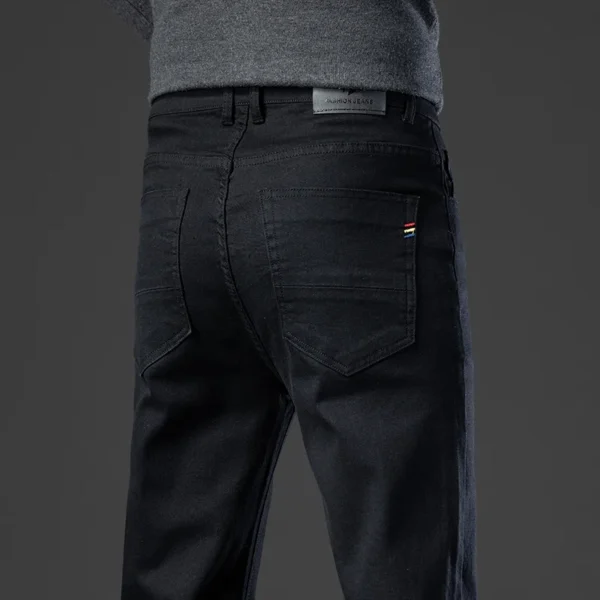 Jean homme, coupe droite, en coton stretch, gris clair, taille haute, style business décontracté.
