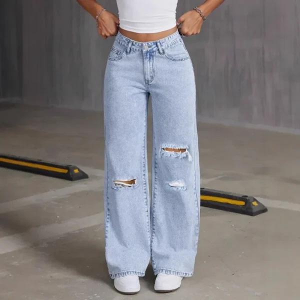 Jean boyfriend déchiré pour femme, coupe droite, jambes larges, en denim stretch avec trous, poches et taille haute confortable.