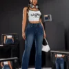 Jean en denim stretch taille haute pour femme, coupe droite et confortable, avec double bouton.