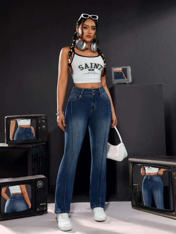 Jean en denim stretch taille haute pour femme, coupe droite et confortable, avec double bouton.
