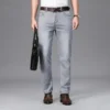 Jean homme, coupe droite, en coton stretch, gris clair, taille haute, style business décontracté.