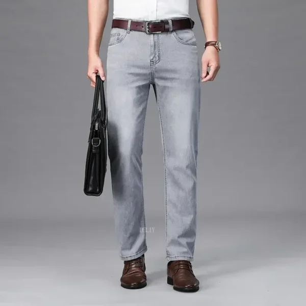 Jean homme, coupe droite, en coton stretch, gris clair, taille haute, style business décontracté.