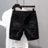 Jeans déchirés style streetwear Kpop Y2K pour homme, imprimé pois tendance, short en jean noir boyfriend décontracté et usé.