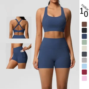 Ensemble de sport 2 pièces avec poches, comprenant un short de yoga, une brassière croisée et un legging. Idéal pour le yoga et le sport.