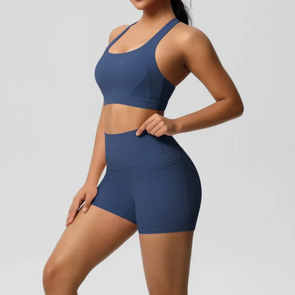 Ensemble de sport 2 pièces avec poches, comprenant un short de yoga, une brassière croisée et un legging. Idéal pour le yoga et le sport.