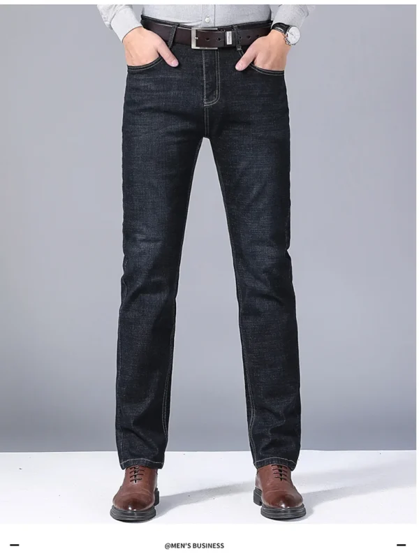 Jeans droits pour homme, collection 2025, coupe slim stretch, confortables et doux, en denim de marque.