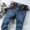 Jean homme coupe droite décontractée, stretch, bleu classique, idéal pour le travail.