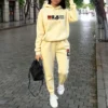 Vêtements femme automne-hiver : sweats à capuche, pantalons, ensembles streetwear de haute qualité et de luxe pour femmes.