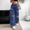 Jean boyfriend déchiré pour femme, coupe droite, jambes larges, en denim stretch avec trous, poches et taille haute confortable.