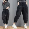 S8680ddc83cbb4a5ba39d0cfe2315ef88t.webp Pantalon harem en jean oversize pour femme, taille élastique, jambes larges, délavé, coupe ample, style rétro streetwear