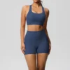Ensemble de sport 2 pièces avec poches, comprenant un short de yoga, une brassière croisée et un legging. Idéal pour le yoga et le sport.