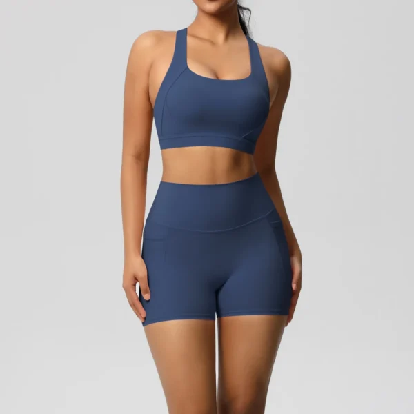 Ensemble de sport 2 pièces avec poches, comprenant un short de yoga, une brassière croisée et un legging. Idéal pour le yoga et le sport.