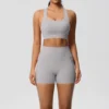 Ensemble de sport 2 pièces avec poches, comprenant un short de yoga, une brassière croisée et un legging. Idéal pour le yoga et le sport.