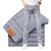 Jean homme, coupe droite, en coton stretch, gris clair, taille haute, style business décontracté.