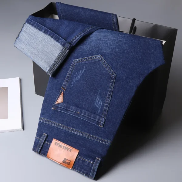 Jean slim stretch décontracté pour homme, collection 2025, disponible en noir et bleu.