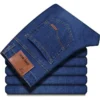 Jean slim stretch décontracté pour homme, collection 2025, disponible en noir et bleu.