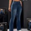 Jean en denim stretch taille haute pour femme, coupe droite et confortable, avec double bouton.